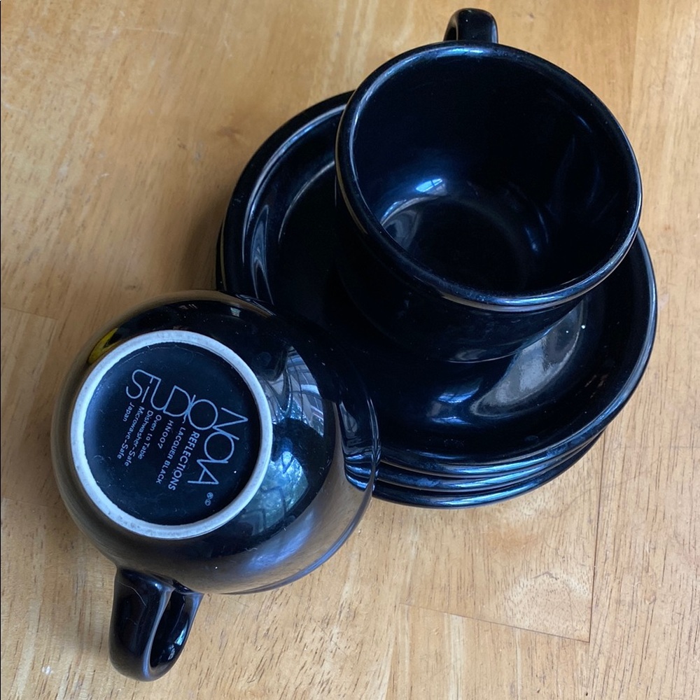 Studio Nova 2 cups and three plates black in good condition